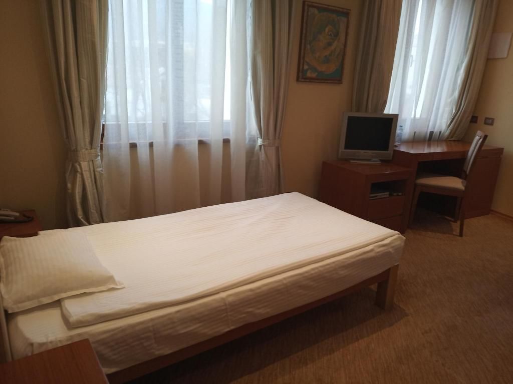 Отель Hotel Park Central Сливен